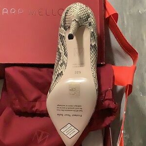 Tamara Mellon
Size 9.5 US
Never worn
Comes w bag and box